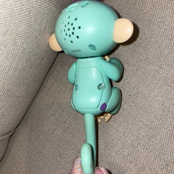 Fingerlings Monkey - Zoe (Seafoam Green with Purple hair) - Interactive Baby Pet - Picture 6 of 13